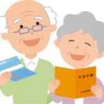 年金手帳を持つ高齢者夫婦